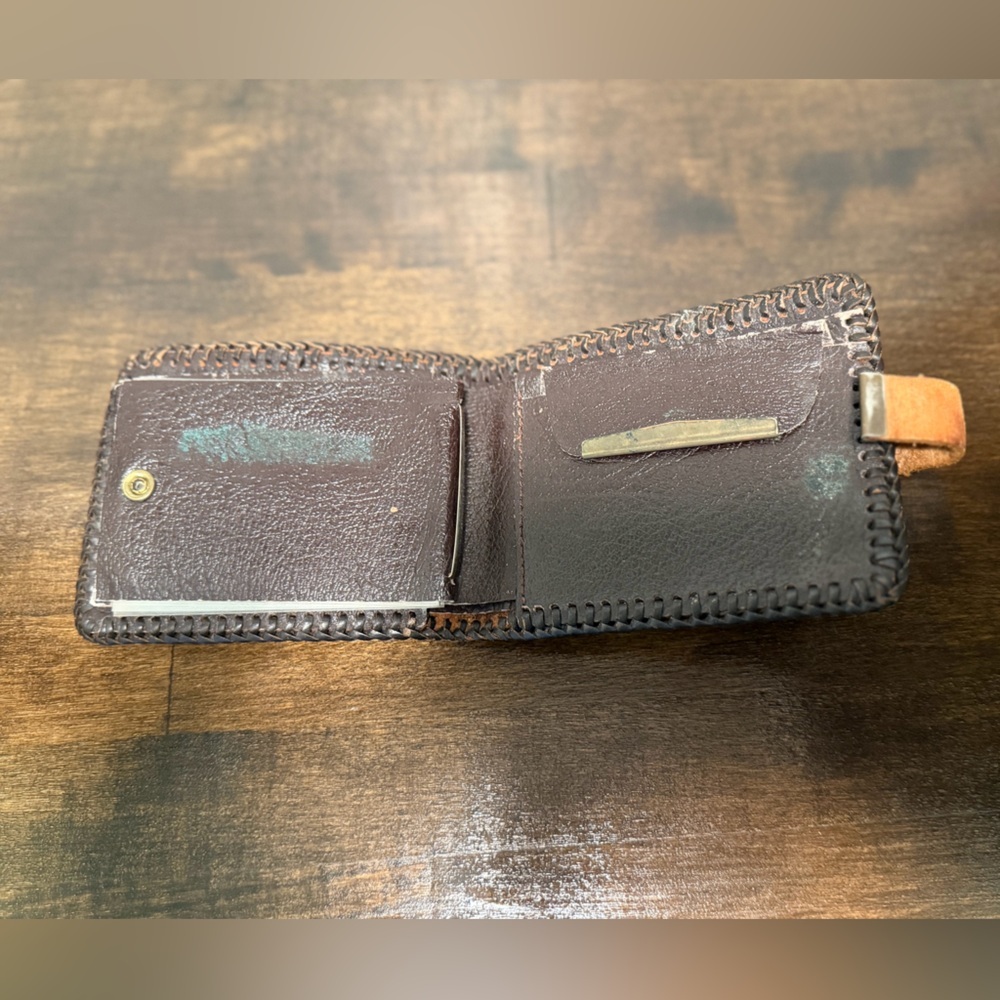 Vintage men’s leather wallet billfold. Bifold wallet. Embossed leather. Dogwood - Picture 3 of 7